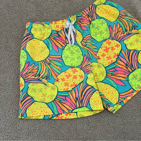 Chubbies Swimming Shorts Men’s X LARGE 
Look Colorful Pineapple 5.5” Swim Trunks - Picture 14 of 16